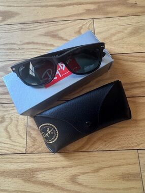 Ray-Ban Black Men's Sunglasses with Black Case
